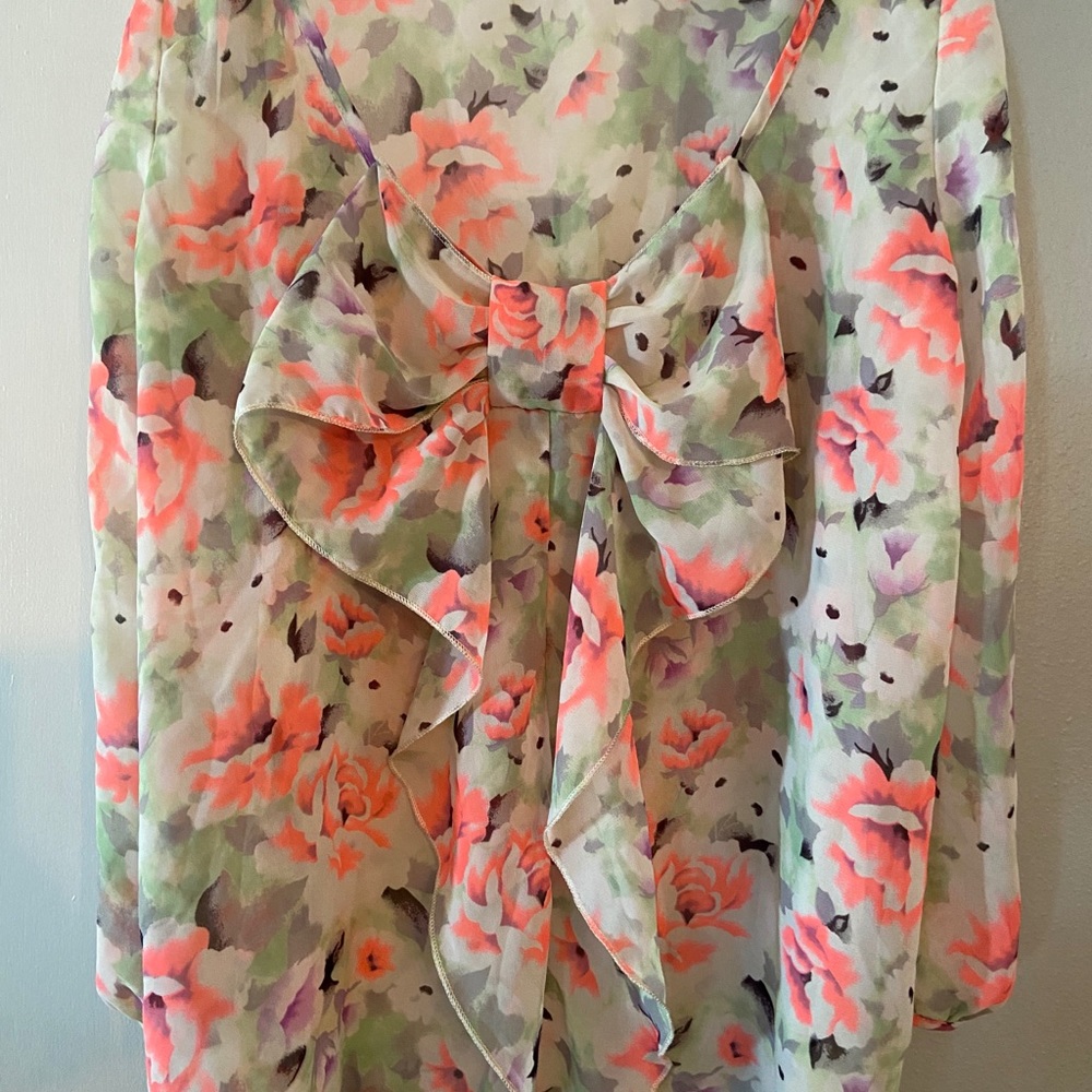 Blouse with bow in back